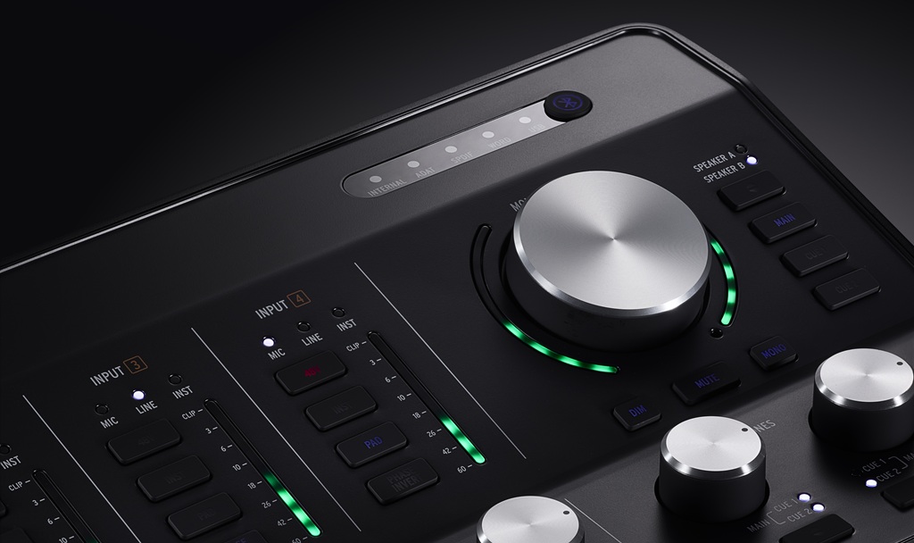 Arturia AudioFuse Studio Rev2 Audio-Interface mit Monitor-Controller, Eingangsreglern und LED-Pegelanzeigen.