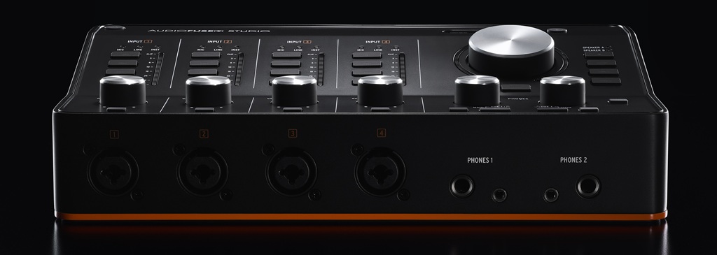 Arturia AudioFuse Studio Rev2 Frontseite mit vier Mic-Line-Instrument-Eingängen, Gain-Reglern und zwei Kopfhörerausgängen.