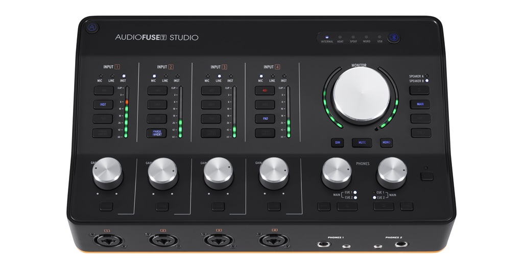 Arturia AudioFuse Studio Rev2 von oben mit vier Preamps, Gain-Reglern, LED-Pegelanzeigen, Monitor-Controller und Kopfhörerausgängen.