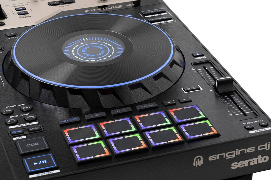 Denon DJ PRIME 4 G2 mit 8-Zoll-Jogwheel, Pitch-Fader und farbigen MPCe Performance Pads.
