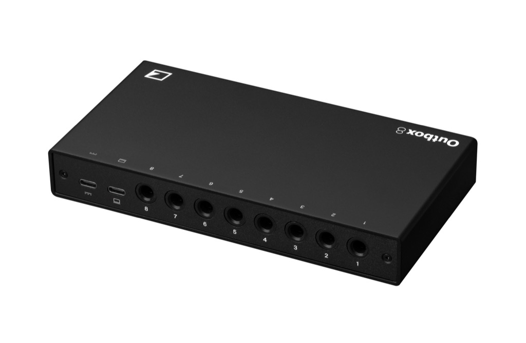 Acht symmetrische, DC-gekoppelte Klinkenausgänge sowie USB-C für Stromversorgung und Datenverbindung.