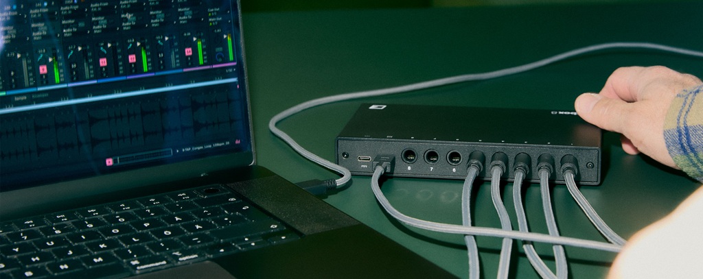 Elektron Outbox 8 am Computer mit acht Audio- und CV-Ausgängen in einem DAW- und Recording-Setup.