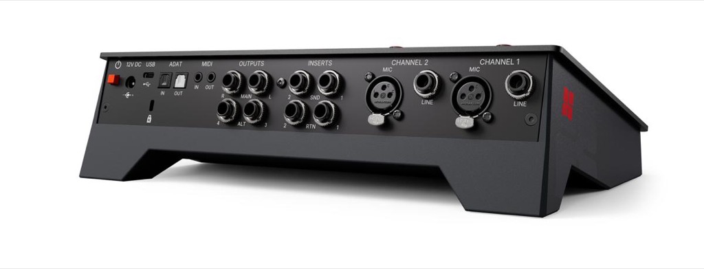 Die Rückseite des Harrison Flex-10 bietet ADAT- und MIDI-Anschlüsse, zwei Monitorwege, Insert-Punkte sowie getrennte Mikrofon- und Line-Eingänge für beide Kanäle.