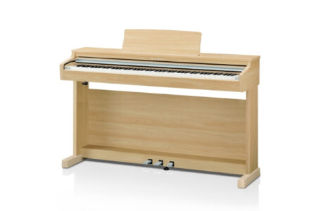 Das Kawai CX202 in Light Oak verbindet wohnliches Möbeldesign mit einer gewichteten 88-Tasten-Hammermechanik.