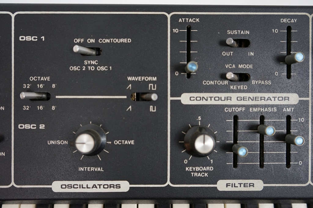 Moog Rogue Oszillator- und Filtersektion mit zwei VCOs, Contour Generator, Cutoff, Resonanz und Keyboard-Tracking.