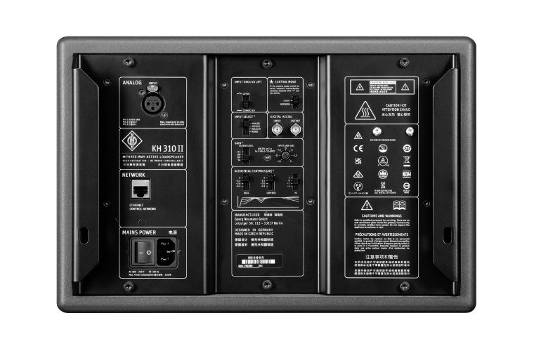 Analoger XLR-Eingang, AES3id über BNC, Netzwerkanschluss für die Systemintegration sowie Bedienelemente für Pegel und Raumanpassung.