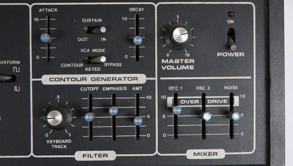 Moog Rogue Filter- und Mixer-Sektion mit Cutoff, Emphasis, Keyboard-Tracking, Hüllkurve, zwei Oszillatoren und Noise.