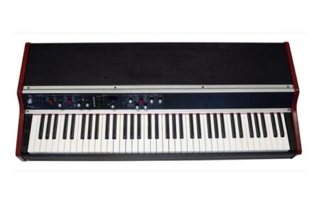Das 73-Tasten-Stagepiano verbindet eine kompakte Bauform mit klassischem Vintage-Design und modularer Sound-Architektur.