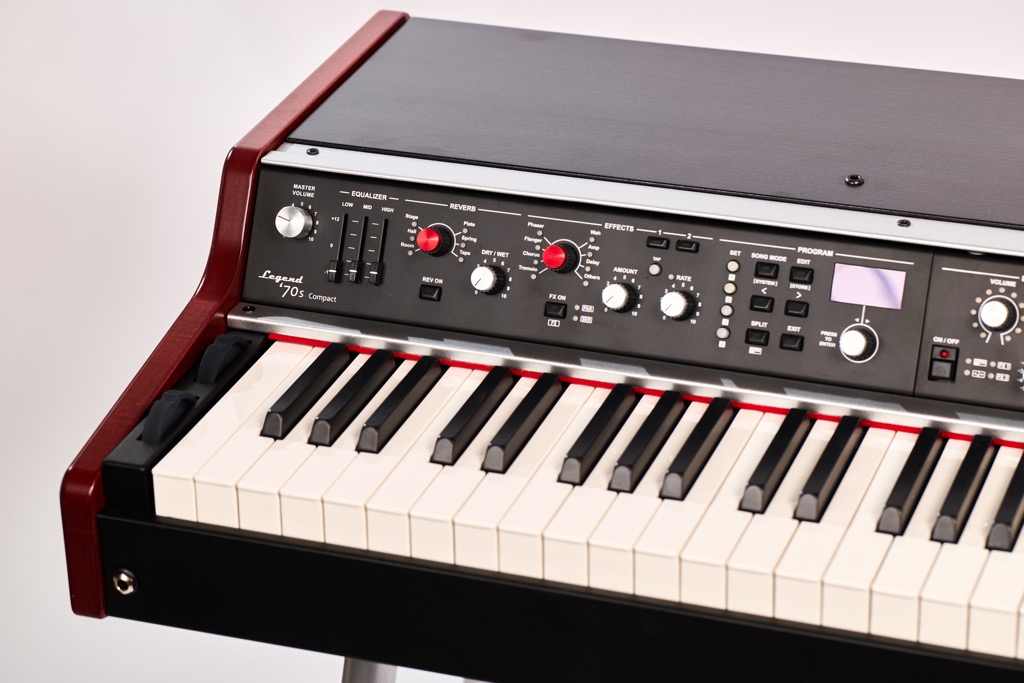 Master-EQ, Reverb, weitere Effekte, Split- und Programmfunktionen liegen unmittelbar auf dem Bedienfeld bereit.