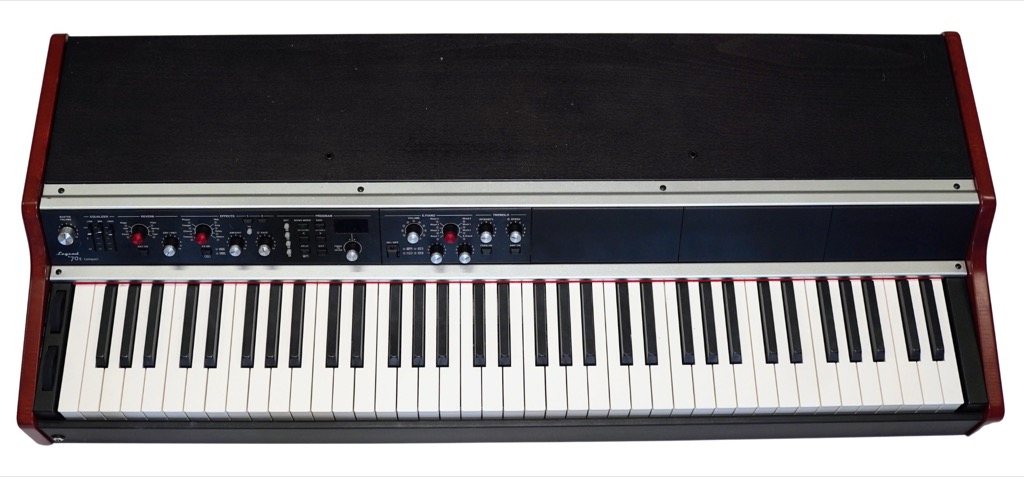 Das 73-Tasten-Stagepiano verbindet eine kompakte Bauform mit klassischem Vintage-Design und modularer Sound-Architektur.
