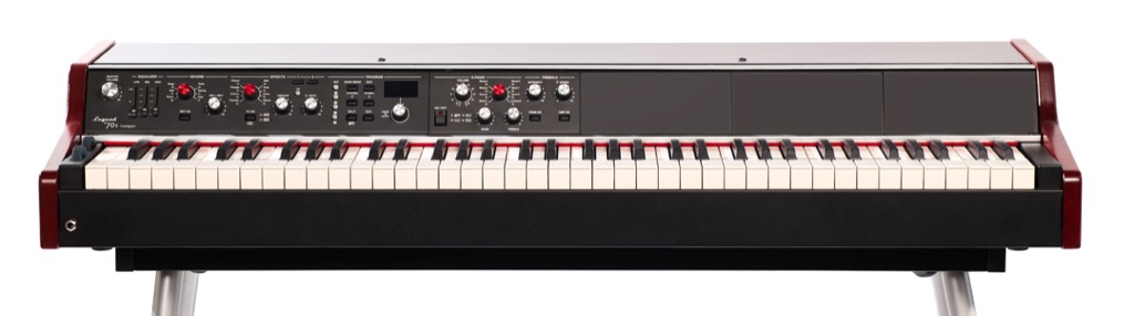 Wertiges Metallgehäuse, Holzseitenteile und die gewichtete TP/110-Tastatur prägen den eigenständigen Look des Legend ’70s MkII Compact.
