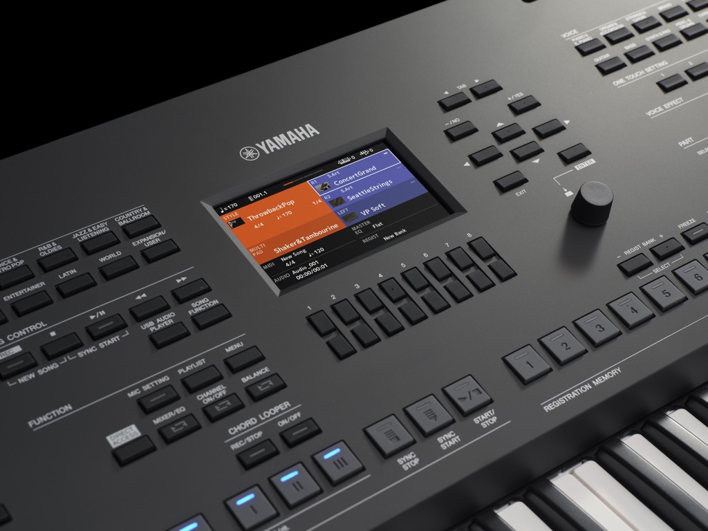 Das 4,3-Zoll-Farbdisplay zeigt Sounds, Styles, Songtexte, Noten und weitere Einstellungen übersichtlich an.