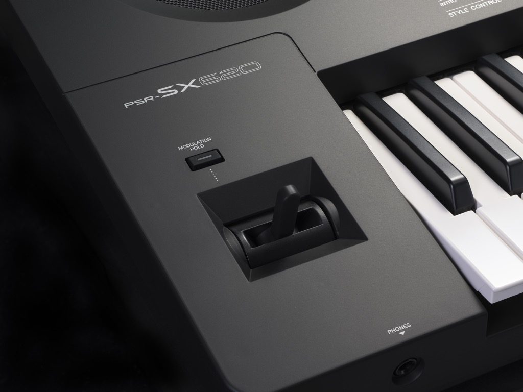 Mit dem Joystick lassen sich Pitch Bend und Modulation direkt beim Spielen steuern.