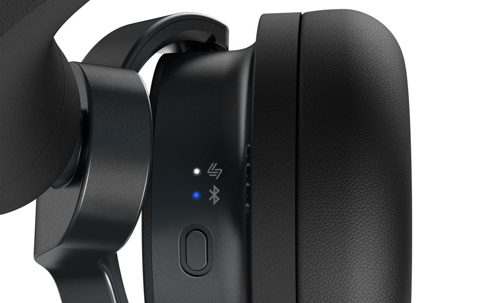 AlphaTheta HDJ-F9 im Detail mit Funkmodustaste, SonicLink- und Bluetooth-Statusanzeigen neben dem schwarzen Ohrpolster.