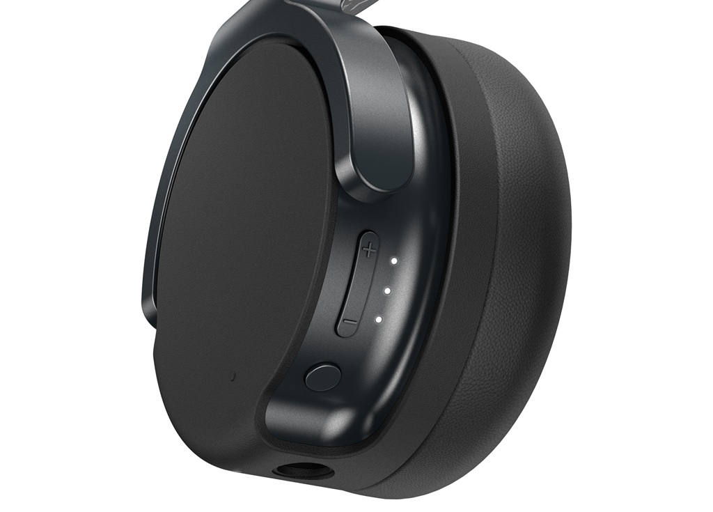 AlphaTheta HDJ-F9 mit Plus- und Minus-Lautstärketasten, drei Akku-LEDs und Multifunktionstaste an der Ohrmuschel.