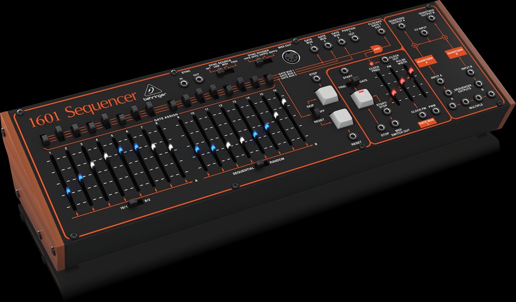 Behringer 1601 Sequencer mit 16 Step-Fadern, Gate-Schaltern und CV-Anschlüssen in schräger Draufsicht.