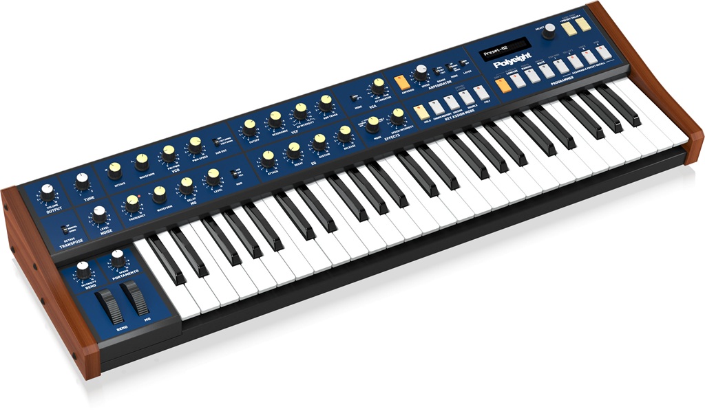 Behringer POLYEIGHT Analogsynthesizer mit 49 Tasten und blauem Bedienpanel in schräger Draufsicht.