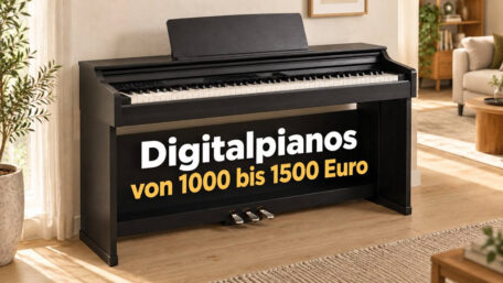 Schwarzes Digitalpiano mit drei Pedalen im Wohnzimmer und Schriftzug „Digitalpianos von 1000 bis 1500 Euro“.