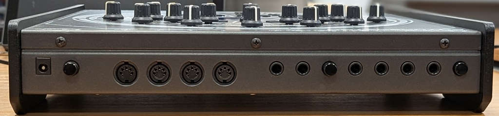 Rückseite des Future Retro Revolution mit MIDI-, DIN-Sync-, CV/Gate- und Audioanschlüssen sowie Netzteilbuchse