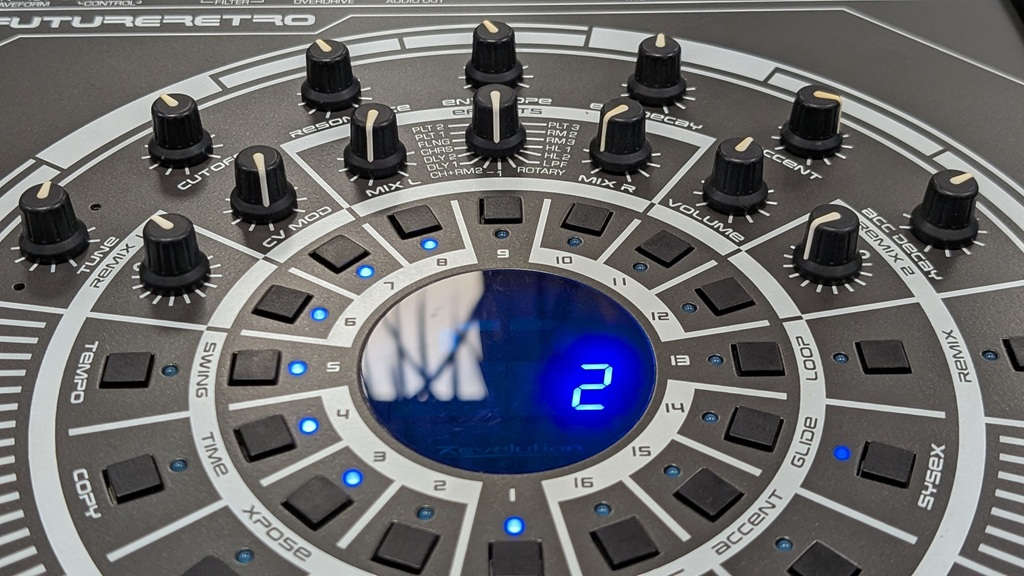 Future Retro Revolution mit kreisförmigem Stepsequenzer, blauen LEDs und Reglern für Filter, Accent und Effekte