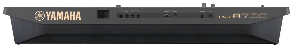 Rückseite des Yamaha PSR-A700 mit USB-A, USB-C, Audioausgängen, Mikrofon- und AUX-Eingang sowie zwei Pedalanschlüssen.