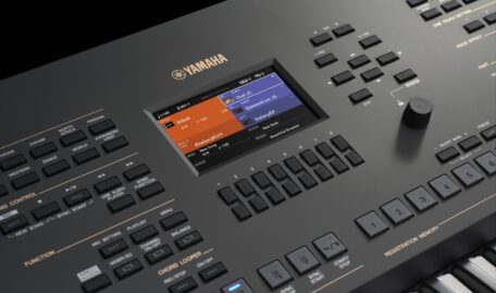Yamaha PSR-A700: Bedienfeld mit Farbdisplay, Datenrad und Tasten für Styles, Chord Looper und Registration Memory.