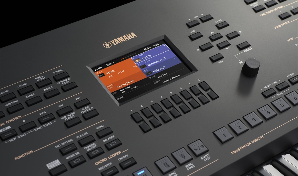 Yamaha PSR-A700: Bedienfeld mit Farbdisplay, Datenrad und Tasten für Styles, Chord Looper und Registration Memory.